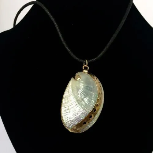 Gold Tone SHELL NECKLACE 14 Inches Long 4g